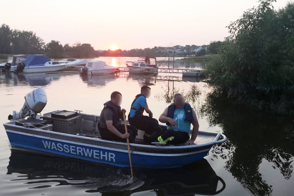 Die Einsatzkräfte bargen am Freitagabend die Leiche des 85-jährigen Karl-Heinz S. aus der Elbe in Coswig.