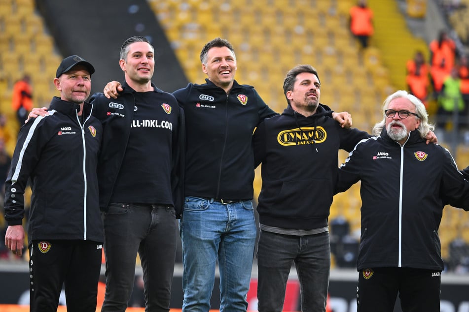 Der Jubel nach dem Abpfiff: Trainer Thomas Stamm (2.v.l.) zusammen mit Co-Trainer Manuel Klökler, Stephan Zimmermann (Geschäftsführer Finanzen), Sören Gonther (Sportgeschäftsführer) und Co-Trainer Heiko Scholz.