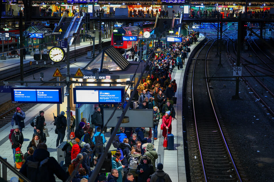 Für eineinhalb Stunden war der Zugverkehr im Hamburger Hauptbahnhof eingestellt.