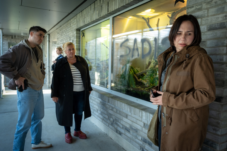 Seine Frau Caro Weber (r.) ist geschockt, kann sich weder seinen Tod noch das Graffiti an der Scheibe erklären, das am selben Abend angebracht wurde.