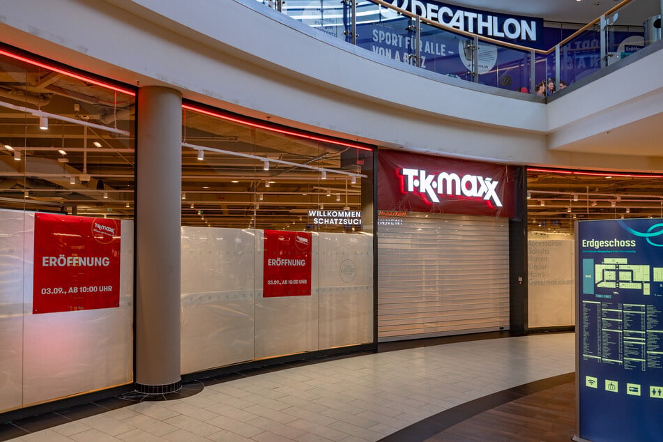 Hinter den abgeklebten Scheiben verbirgt sich das Sortiment des Outlet-Stores TK Maxx.
