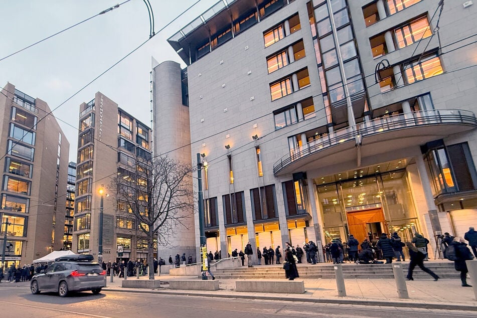Journalisten warteten in einer langen Schlange vor dem Gericht.