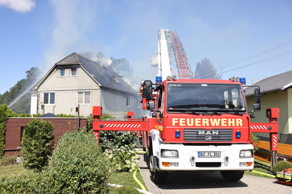 Mithilfe einer Drehleiter versuchten die Einsatzkräfte, das Feuer unter Kontrolle zu bringen.
