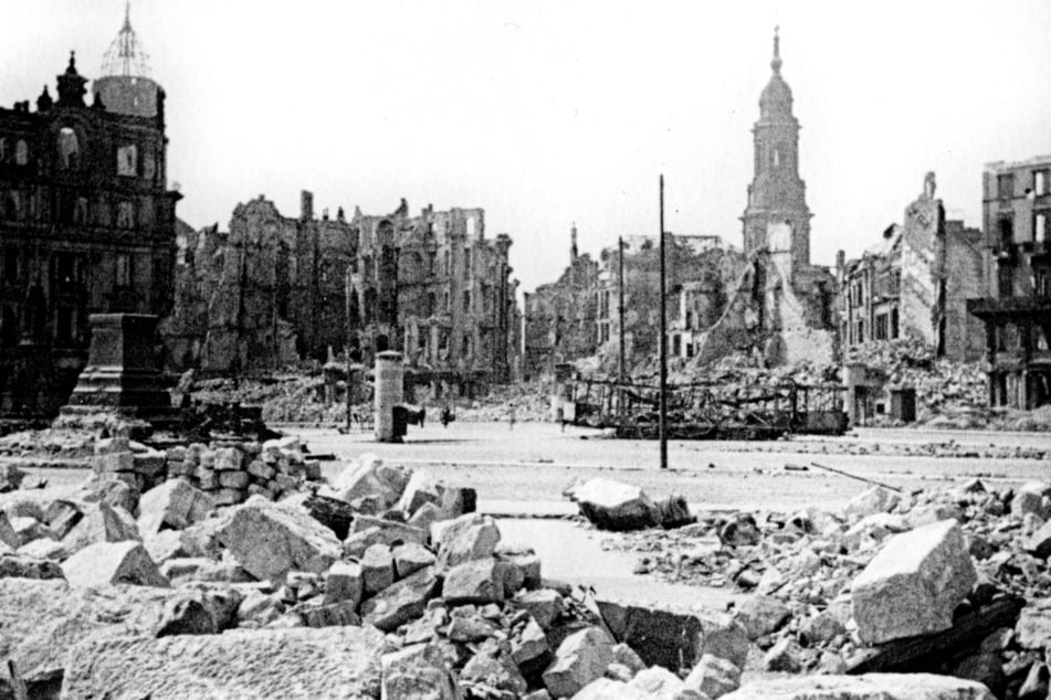 Der Dresdner Neumarkt nach der Bombardierung im Jahr 1945.