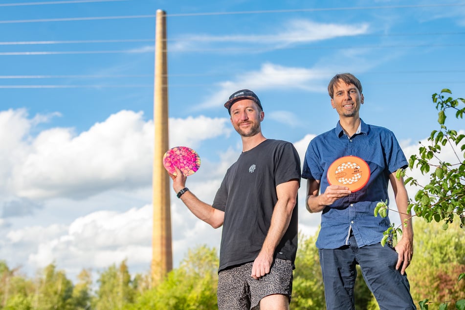 Hier, auf der Kaitzer Höhe, soll Dresdens erste Discgolf-Anlage entstehen. Die beiden Sportler Kai Reisser (36) und Alf Honigmann (46) freuen sich schon.
