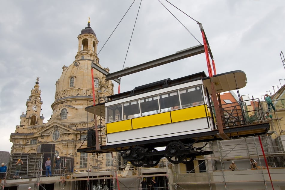 2007 schwebt die alte Dame via Kran in ihr neues Domizil - ins Restaurant "Dresden 1900".