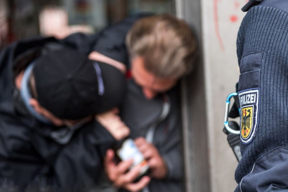 Nach eine Auseinandersetzung am Hauptbahnhof überprüfte die Polizei auch die Daten eines Helfers. (Symbolbild)