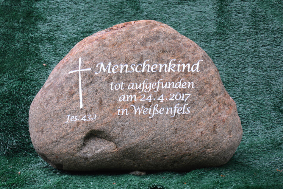 "Menschenkind" steht auf dem Grabstein des getöteten Babys in Weißenfels.