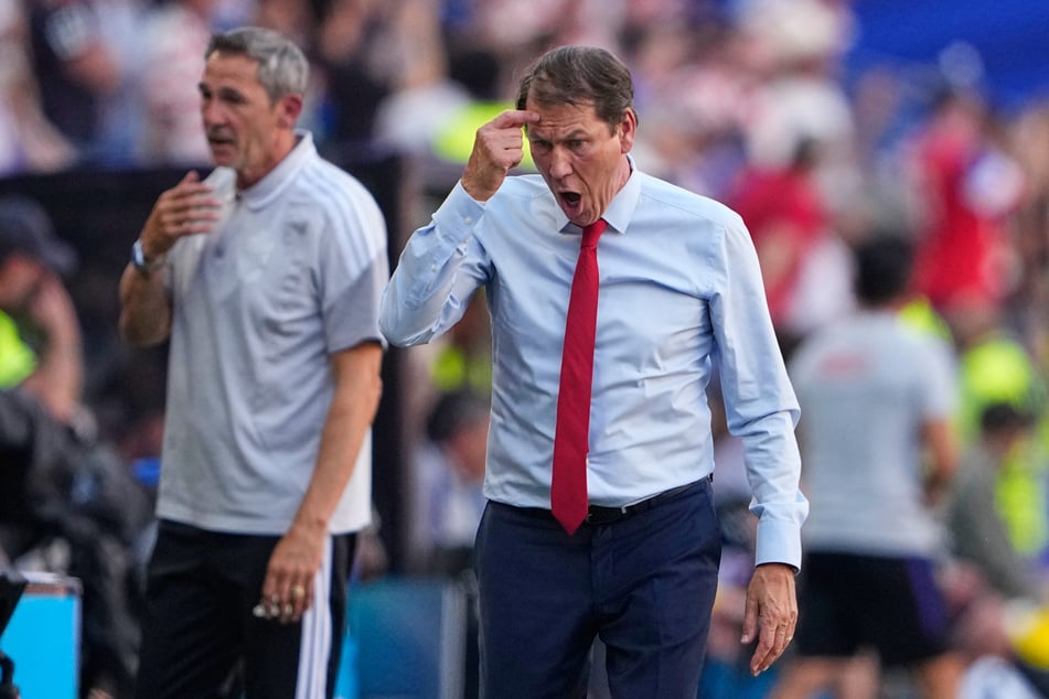 Belgiens Nationaltrainer Rudi Garcia (62) fasst sich an den Kopf - der zugewiesene Trainingsplatz genügt nicht den Ansprüchen.