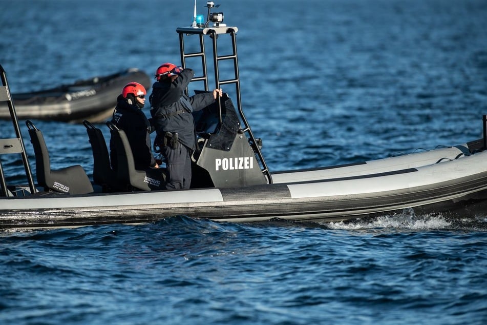 Die Polizei suchte mit Tauchern nach der Vermissten. (Symbolfoto)
