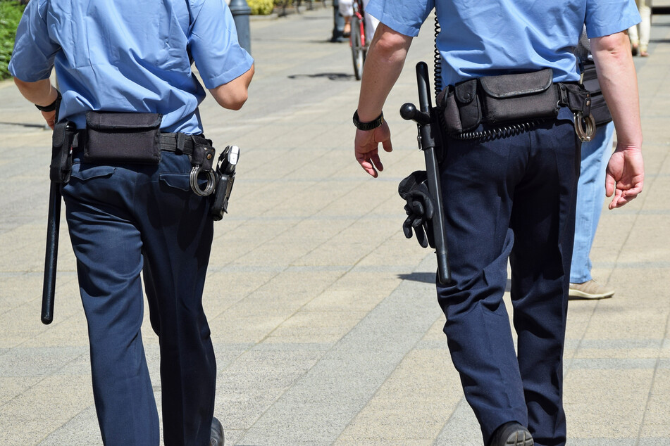 Kaugummi-Diebe schlagen Glastür ein: Polizei jagt Tätern hinterher
