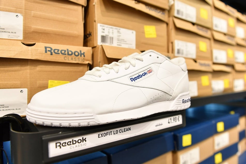 In geklauten Reeboks (Symbolfoto) ging der Einbrecher auf nächtliche Tour. Prompt konnte die Polizei ihm die Schuhspuren zuordnen.