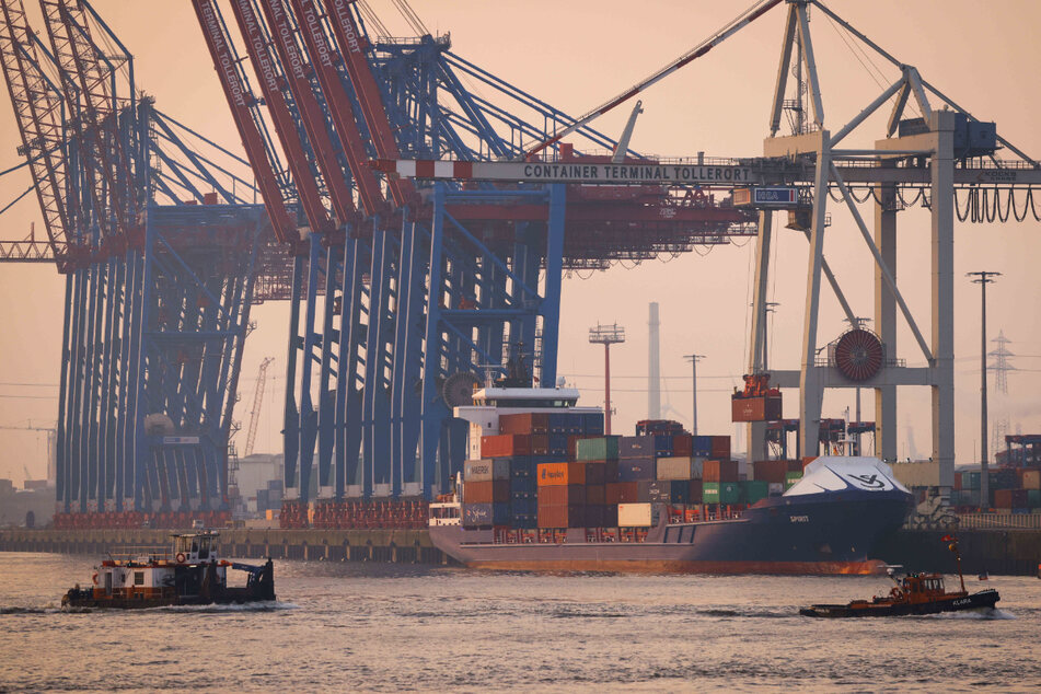 Das Containerschiff "Spirit" liegt am Terminal Tollerort der Hamburger Hafen und Logistik AG.