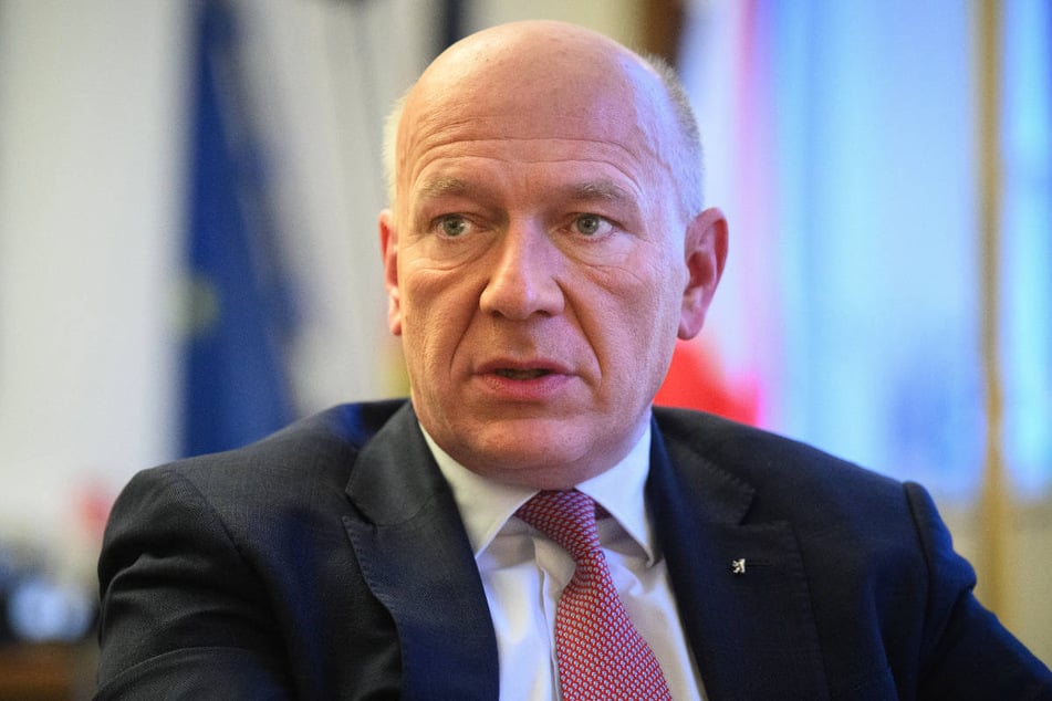 Berlins Regierender Bürgermeister Kai Wegner (53, CDU) gerät wegen seiner Tennis-Panne zunehmend unter Druck.