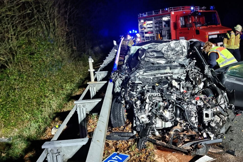 Auto kracht auf A48 nahezu ungebremst in Lkw: Fahrer stirbt an Unfallstelle