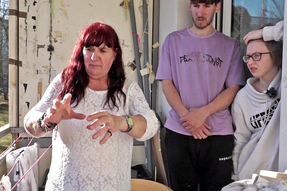 Maik (23) und Jasmin (22, r.) liegen im Clinch mit Bärbel (64).