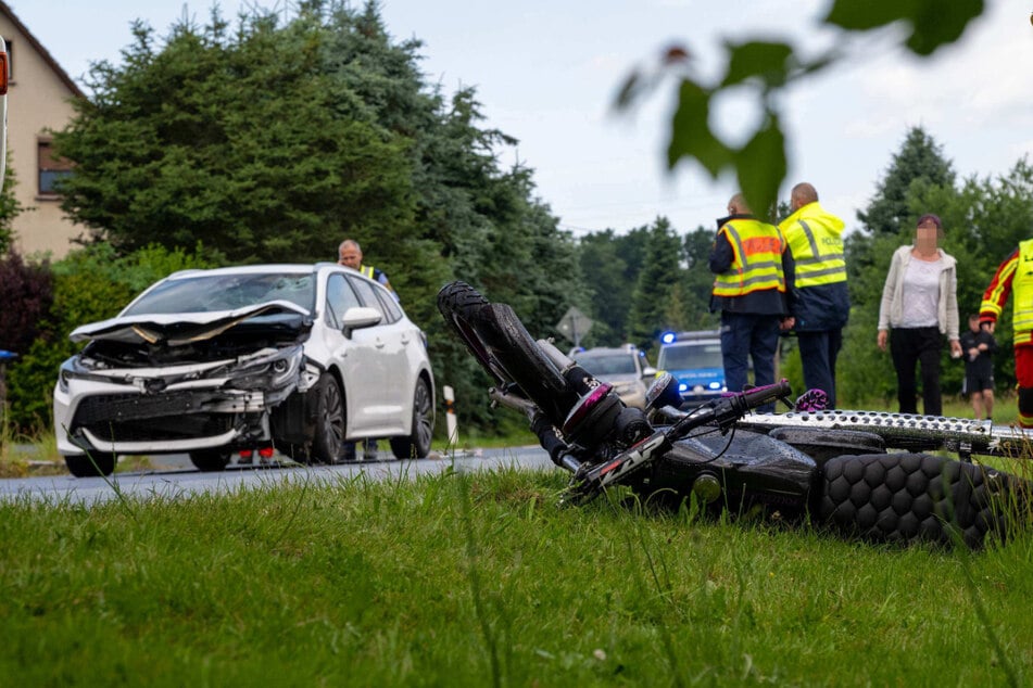 Simson-Fahrerin kracht mit Toyota zusammen: 16-Jährige nach Unfall schwer verletzt