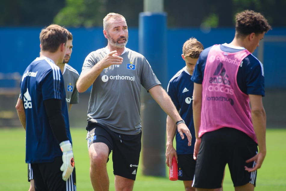 HSV-Coach Tim Walter (45, M.) will am Freitag gegen den FC Schalke 04 einen "mutigen" Auftritt seiner Mannschaft sehen.