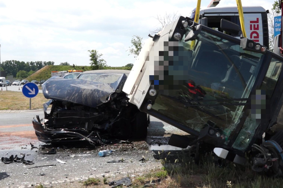 Heftiger Unfall an der A60: Auto kracht bei Ginsheim-Gustavsburg in Straßenreinigungsfahrzeug