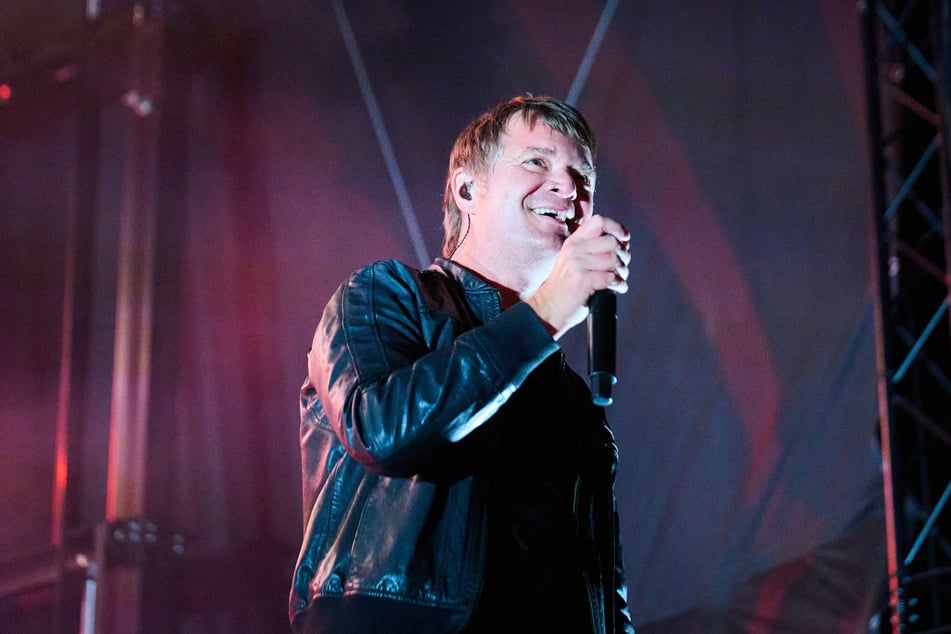 Sebastian Madsen (44), Sänger und Gitarrist der Indie-Rock-Band Madsen, 2024 auf der Kundgebung der Kampagne "Kein Bock auf Nazis" in Brandenburg.