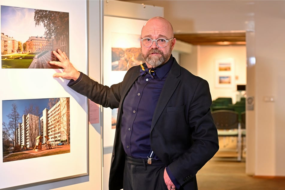Stadtarchiv-Leiter Thomas Kübler (58) neben Bildern der neuen Ausstellung "Stadtbildfotografie".