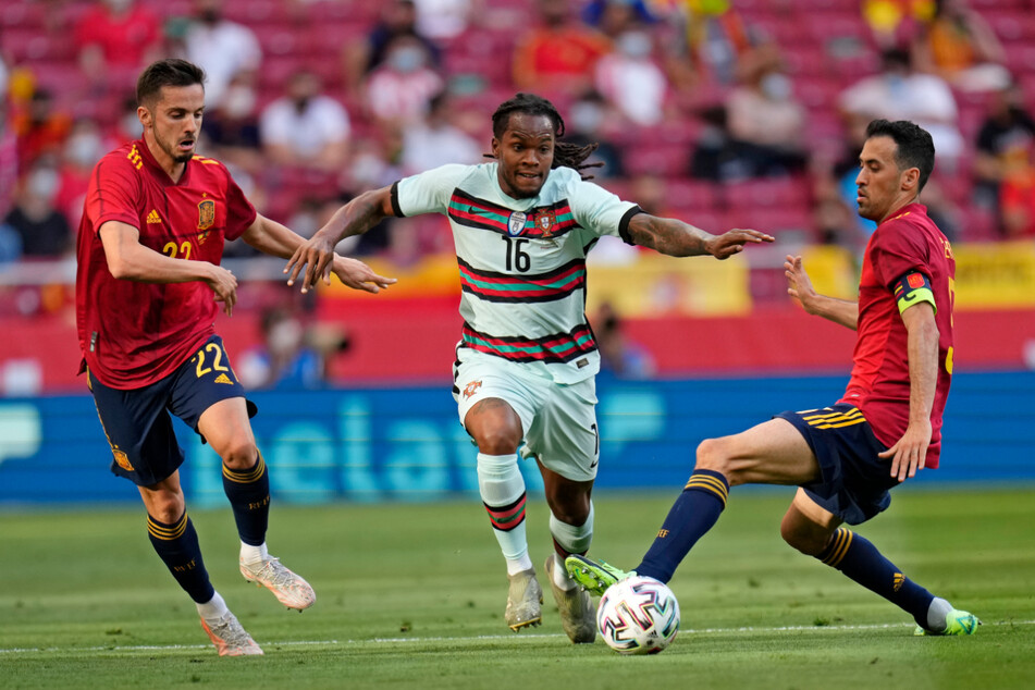 Spaniens Pablo Sarabia (l.) und Sergio Busquets (r.).