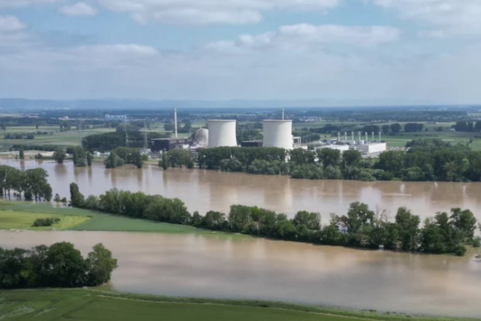 Scheinbar unaufhaltsam nähern sich die Wassermassen dem stillgelegten Atomkraftwerk.