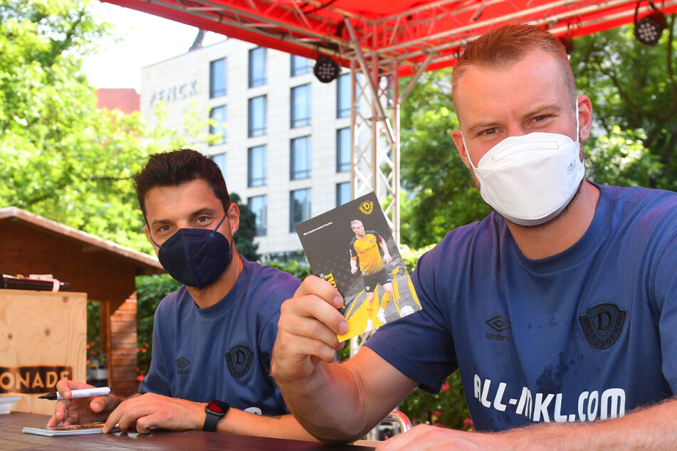 Für Philipp Hosiner (32, l.) und Sebastian Mai (27) war es eine Premiere: Es war ihre erste Autogrammstunde in Dynamo-Kluft.