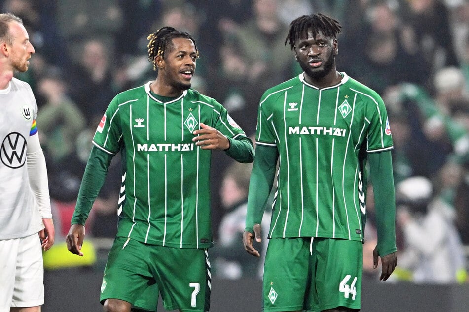 Victor Boniface (24, r.) und Samuel Mbangula (21) ballerten Werder am Freitag zum Last-Minute-Sieg.