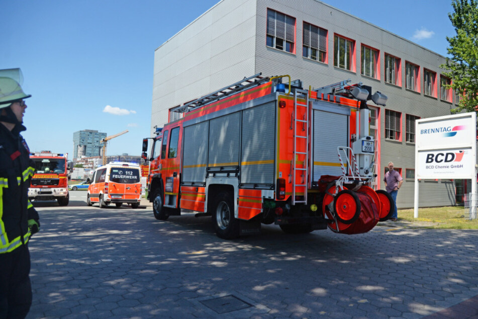 Mehrere Feuerwehrautos fahren auf das Gelände.