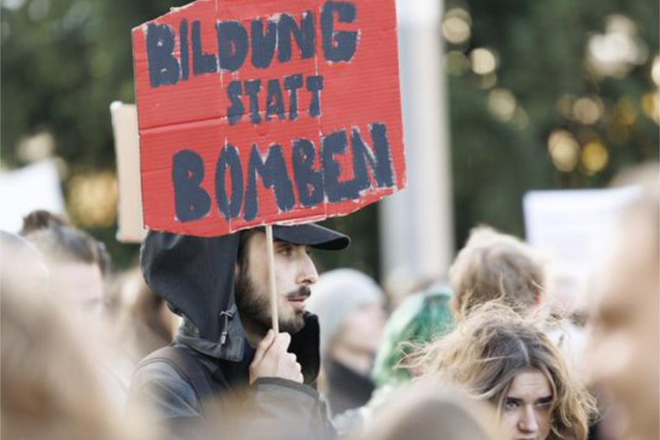 Immer mehr junge Menschen gehen auf die Straße und fordern mehr Investitionen in Bildung statt in Aufrüstung. (Archivfoto)