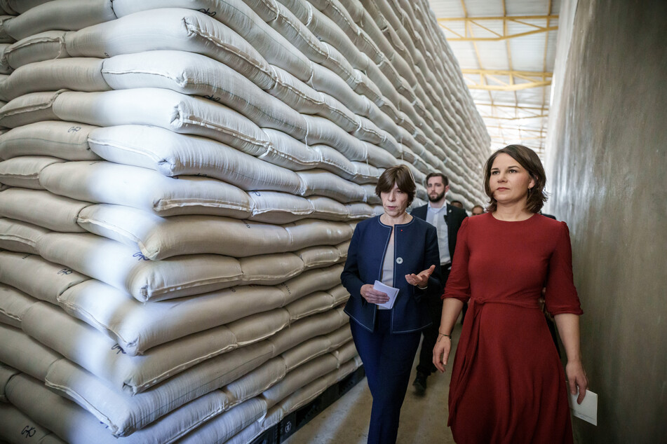 Annalena Baerbock (42, Grüne, r.), Außenministerin, besucht ein Getreidelager des Welternährungsprogramms der Vereinten Nationen (WFP).