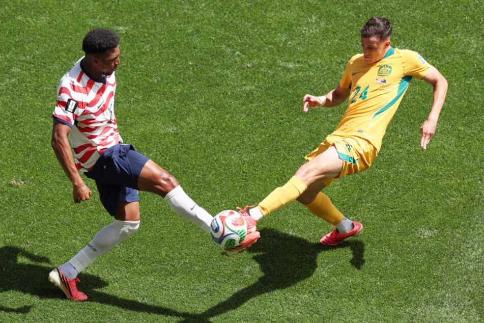 Für die australische Nationalelf stand Okon-Engstler (r.) bei der WM 2026 in allen vier Spielen auf dem Rasen.