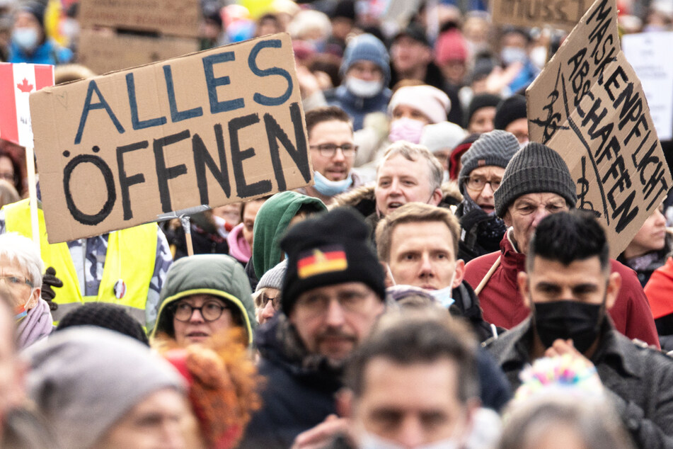 Die Kritiker der Corona-Maßnahmen der Regierung demonstrieren weiter regelmäßig in Frankfurt und Hessen, doch die Zahl der Teilnehmer an den Protesten sinkt.