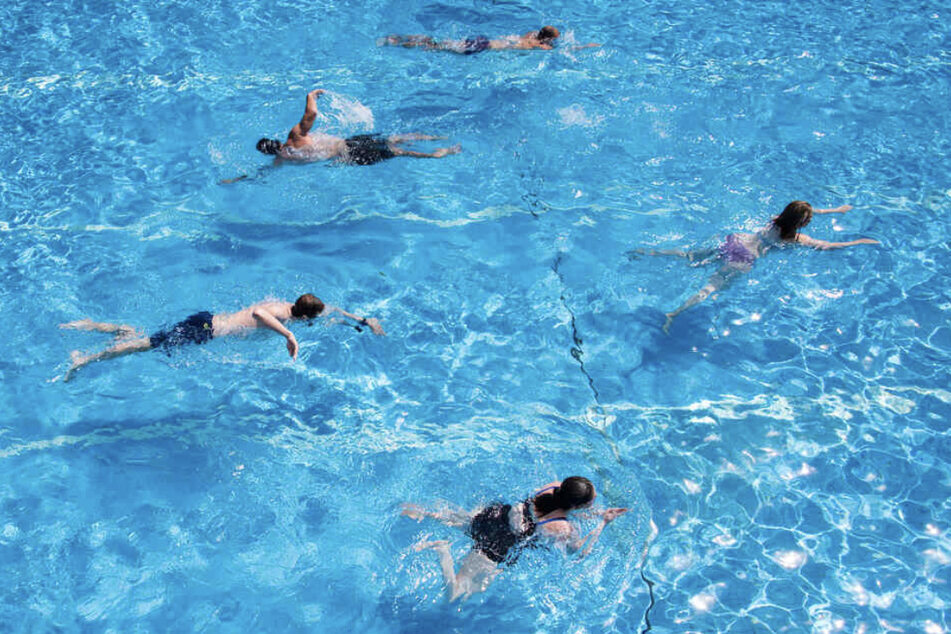 Im Hallenbad der Saline können keine Badegäste mehr ihre Bahnen schwimmen. (Symbolbild)