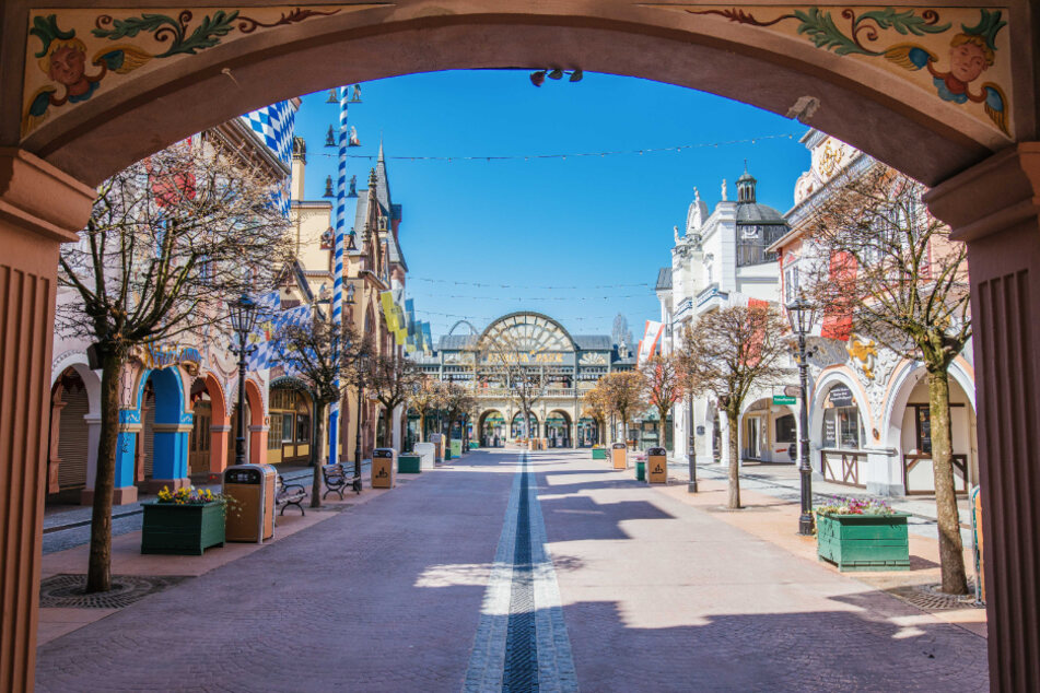 Mit Blick auf den Infektionsschutz in der Corona-Pandemie sorgen nun speziell geschulte Mitarbeiter im Europapark Rust für die Einhaltung von Abständen und Maskenpflicht.