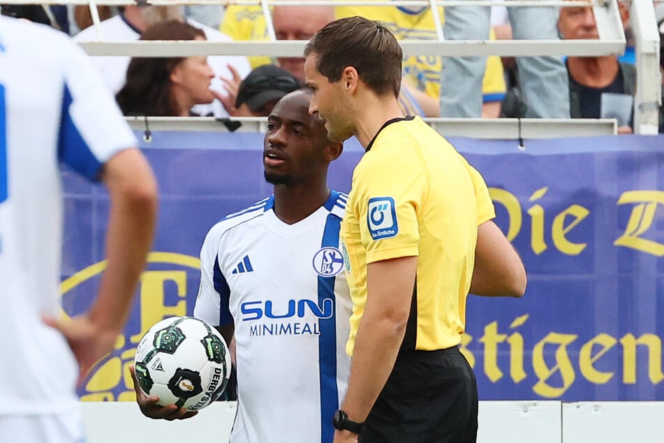 Ein Zuschauer soll Christopher Antwi-Adjei (31, l.) mit dem N-Wort beleidigt haben.