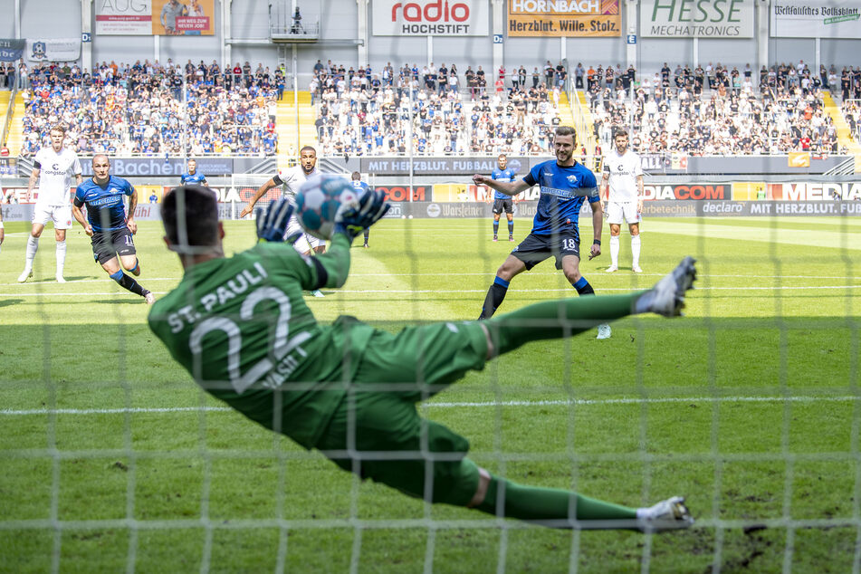 Richtig starker Torwart: Hier pariert Vasilj (vorne) am 4. Spieltag den Elfmeter von Paderborns Dennis Srbeny (2.v.r.).