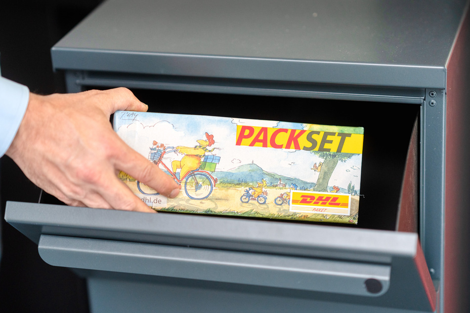 Sobald der Paketbote die Sendung eingelegt hat, erhält der Empfänger eine Nachricht per E-Mail.