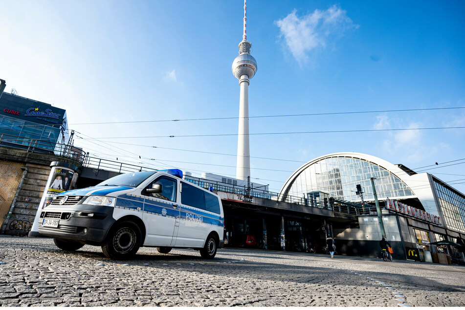 Bei einem Unfall Alexanderplatz in Berlin-Mitte ist der Fahrer eines Polizeiwagens verletzt worden. (Symbolbild)