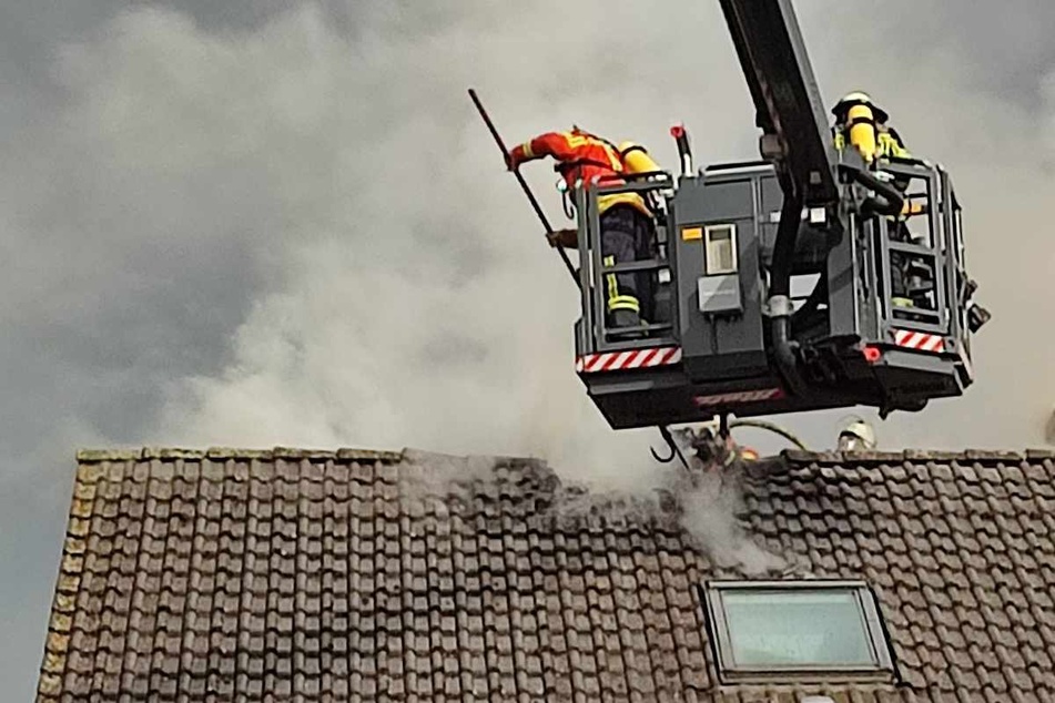 Blitz schlägt ein: Dach brennt, 100.000 Euro Schaden