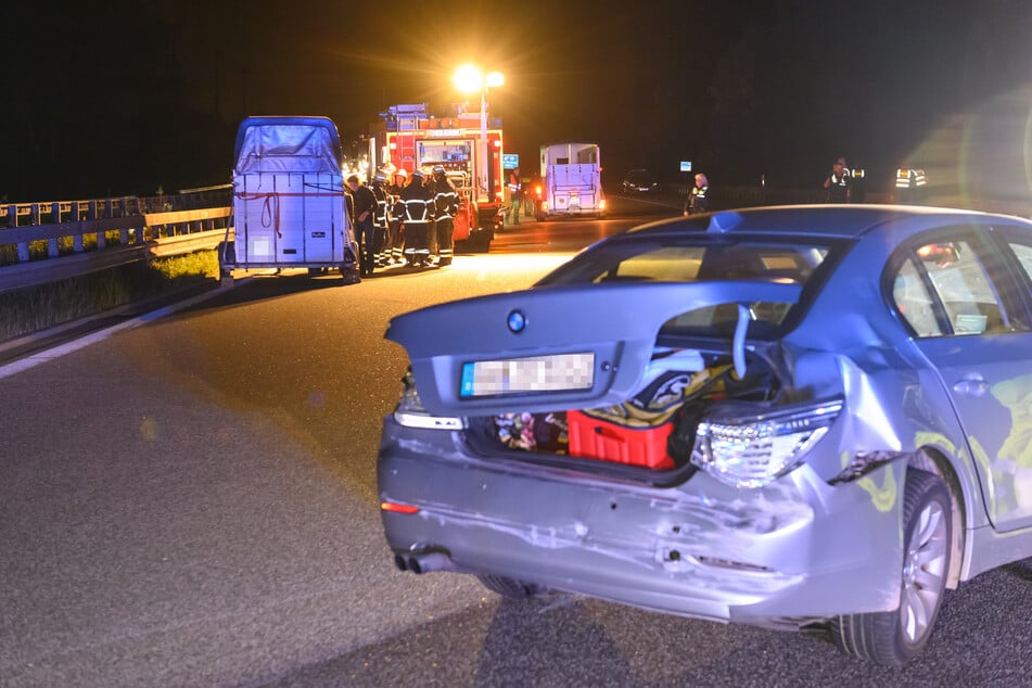 Einer der Unfallwagen steht auf der Autobahn.