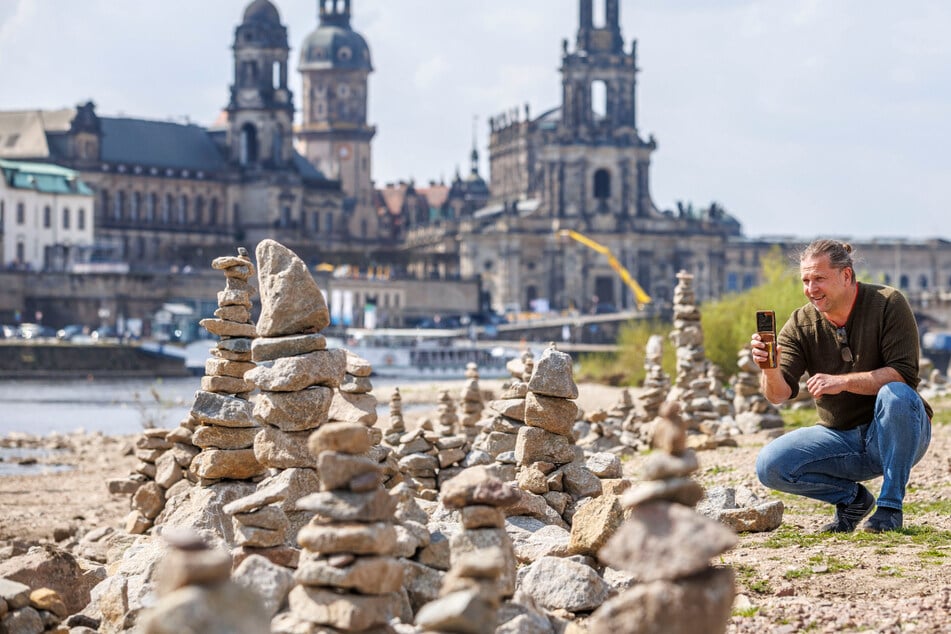 Faszinierende Türmchen am Elbufer: Wo die Carolabrücke stand, lockt jetzt die Spur der Steine