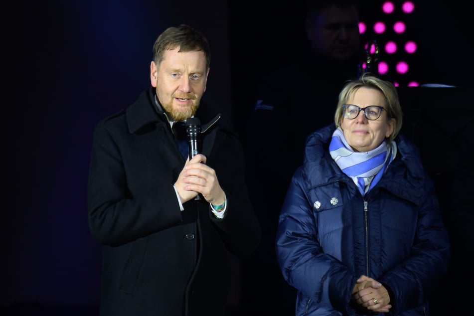Auch Ministerpräsident Michael Kretschmer (50, CDU) und Kulturministerin Barbara Klepsch (60, CDU) standen auf der Bühne. MP Kretschmer sprach von einer überwältigenden Energie im Kulturhauptstadtjahr.