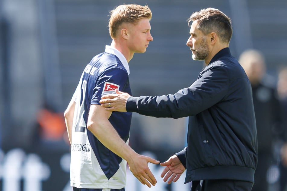 Stefan Leitl (48, r.) freut sich sehr, dass Julian Eitschberger (22) bei Hertha bleibt.