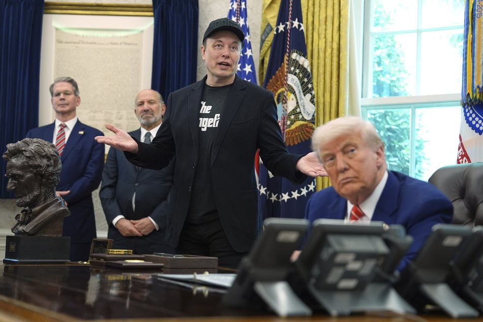 Der Tech-Milliardär tritt gemeinsam mit US-Präsident Donald Trump (78, r.) im Weißen Haus auf. Musks Zeit als Sonderberater ist vorbei.