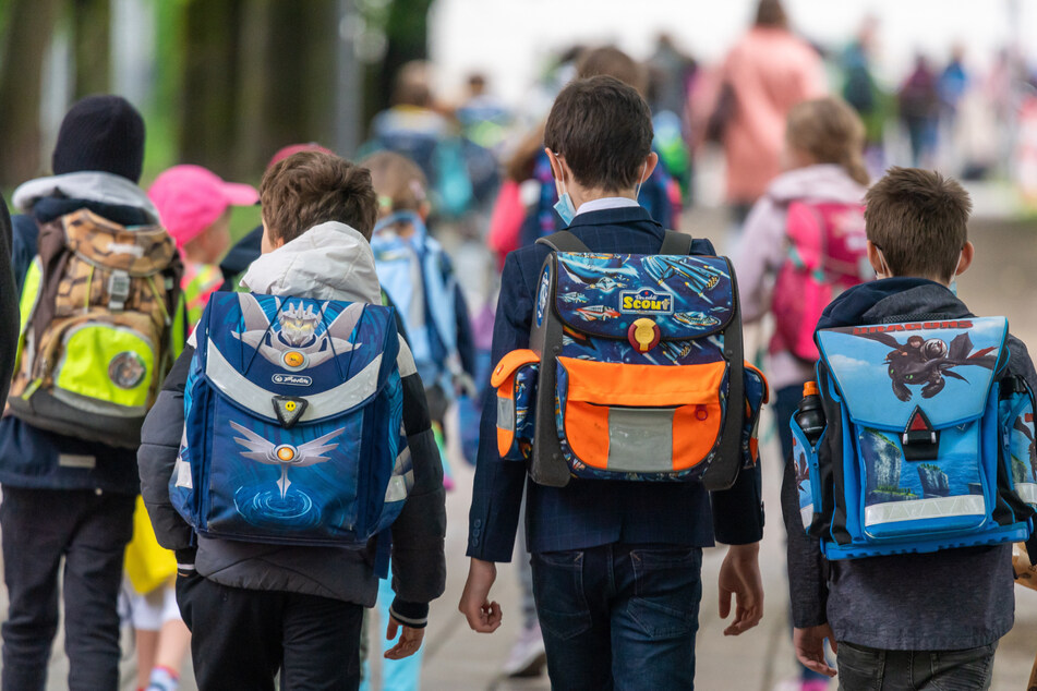 Auch für Flüchtlingskinder gilt in Sachsen die Schulpflicht, die Schulen platzen deshalb aus den Nähten.