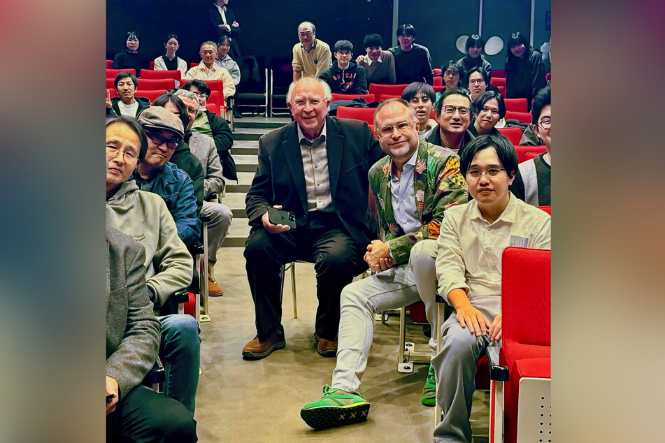 Ernst Hirsch mit Sohn Konrad Hirsch stellen in Tokio Studierenden der Keio University den Film "Katsushika Hokusai" von 1989 vor.