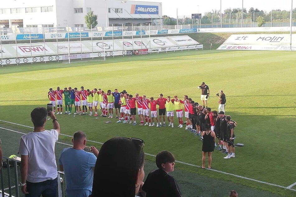 Fans und Verein feierten den Trainergeburtstag im Stadion - bilden dieser Tage eine enge Einheit.