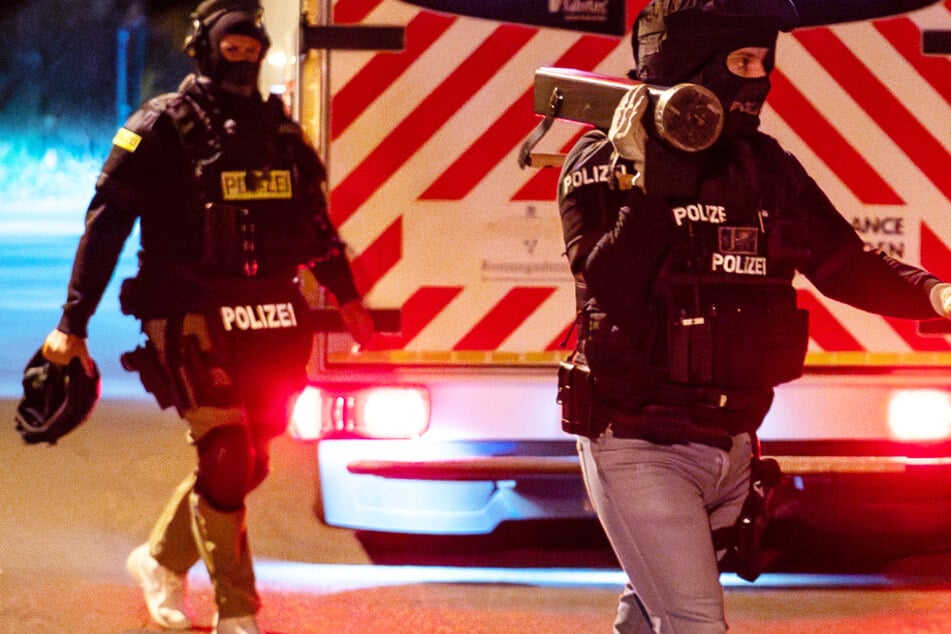 Mann mit scharfer Schusswaffe: SEK rückt in Wiesbaden an